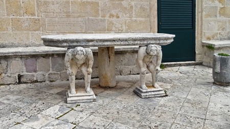 Sur l'îlot, table en pierre-C'est ce qui s'appelle "en avoir plein le dos !"